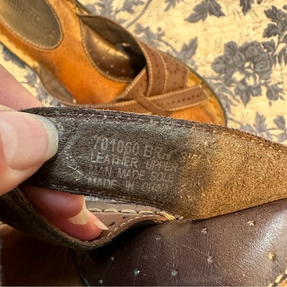 Minnetonka Sandals Slip On Slip Off Brown Leather 1” Wedge Heel Size 8W - Picture 5 of 9